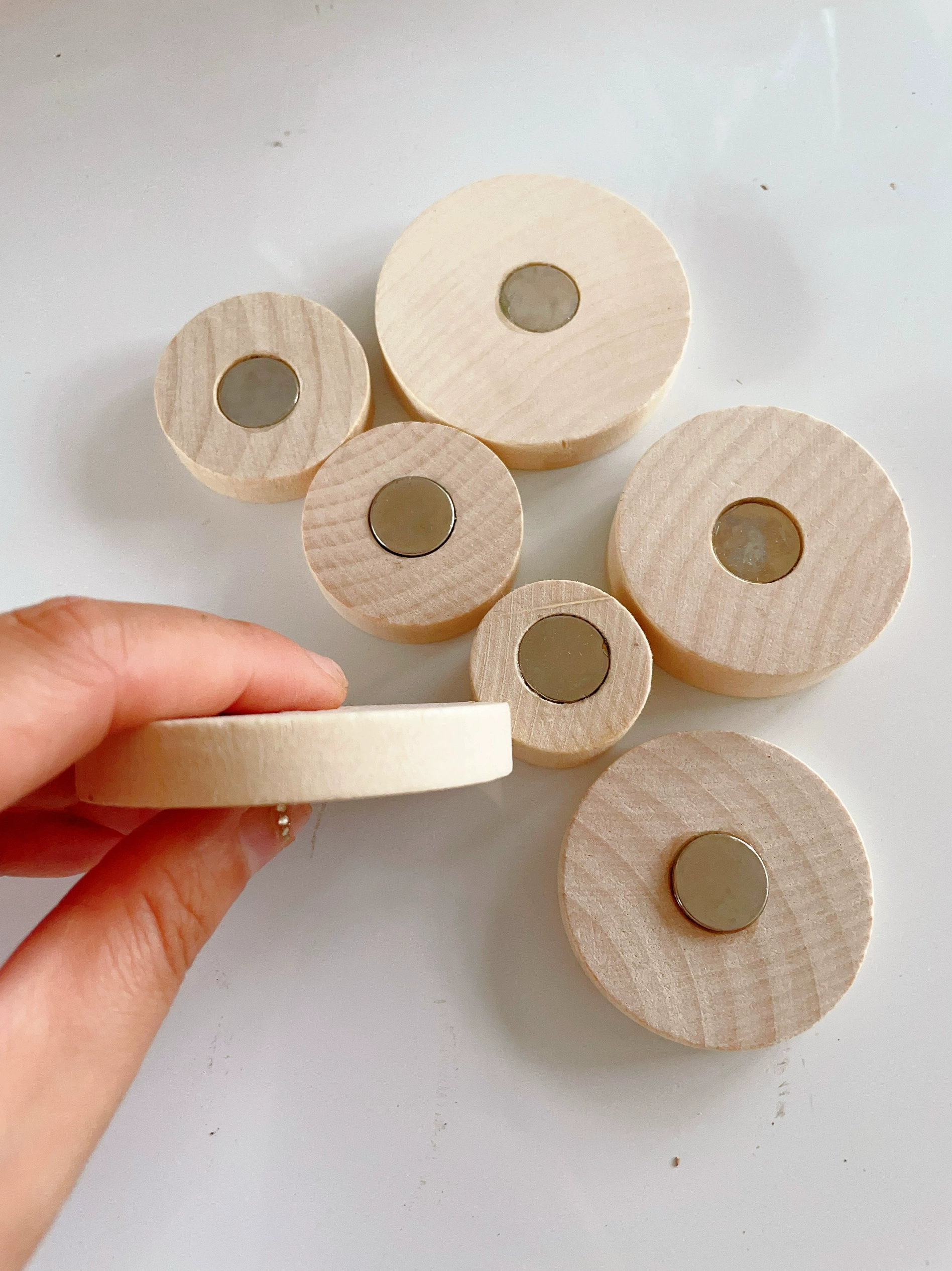 Магнитная кукла Стоячая основа ручной работы тканые аксессуары держатель куклы бисер шерстяной войлок мягкая керамическая кукла основание