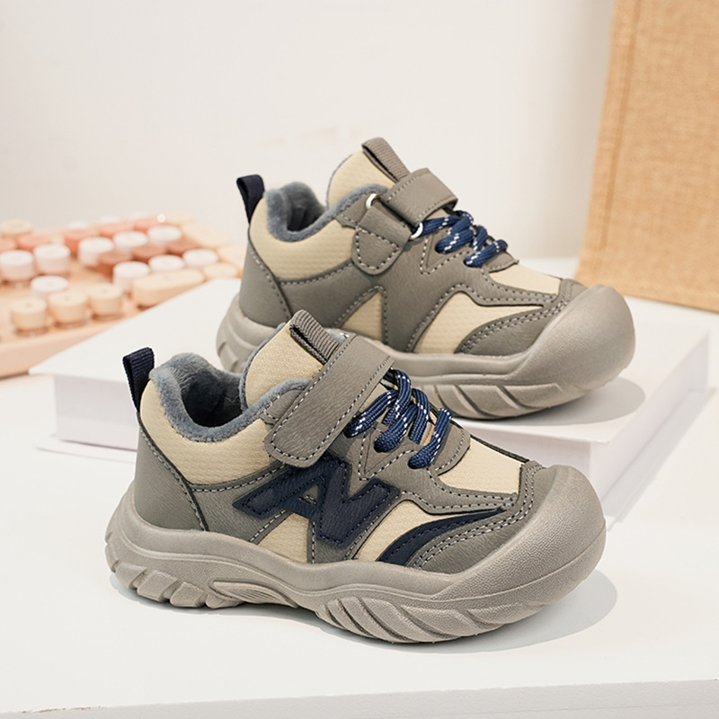 Zapatos deportivos para niños coreanos de estilo universal zapatos de entrenamiento para niñas 2025 invierno nuevos zapatos infantiles para niños con suela suave de terciopelo caliente