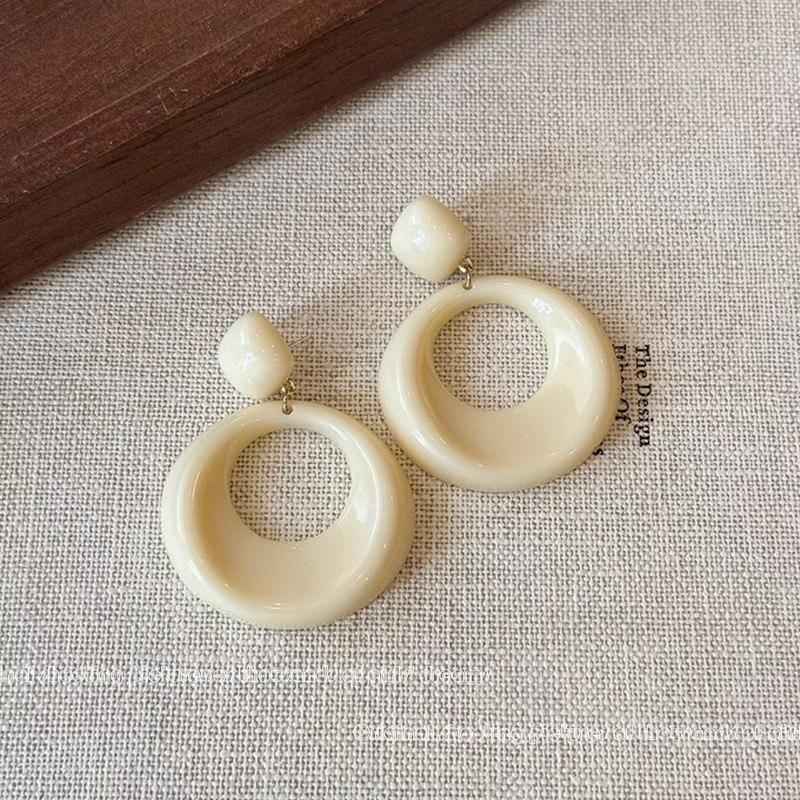 超显脸小耳环夸张复古港风摩登米白镂空圈圈耳环女高级感气质耳钉|undefined