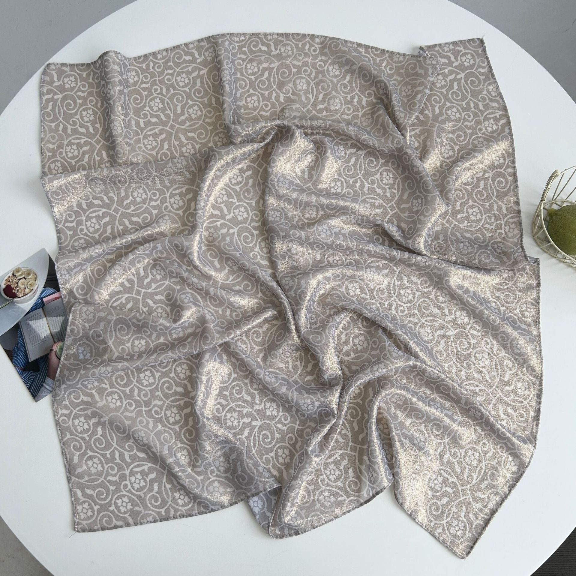 2025 Pañuelo brillante de moda europea y americana verano todo-fósforo nuevo estilo transfronterizo venta caliente bufanda de seda árabe 70 bufanda cuadrada pequeña