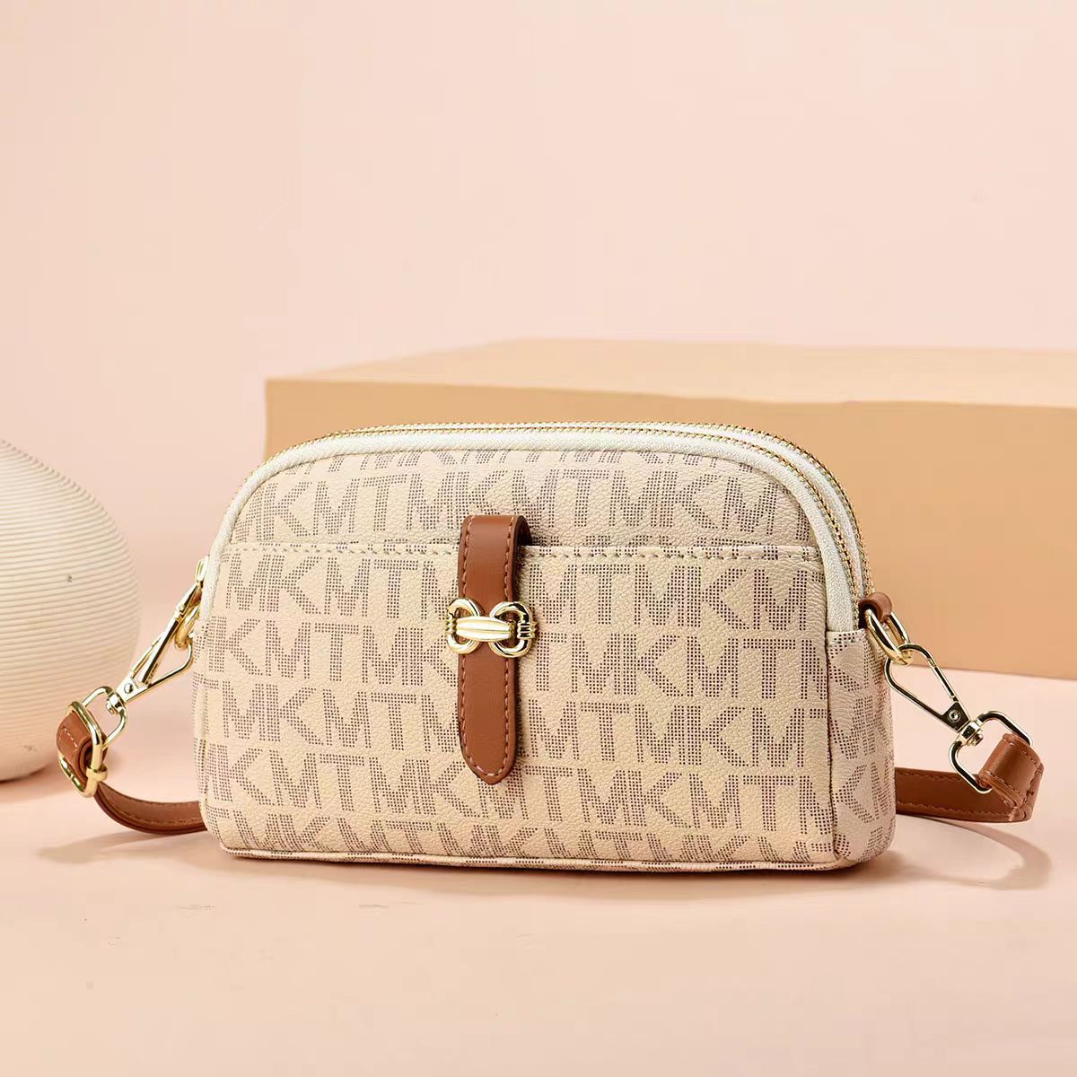 Bolsos de fábrica para mujer 2025 primavera y verano nuevo bolso cuadrado pequeño de mensajero de un solo hombro fresco y dulce estilo explosivo al por mayor