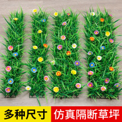 芝生が人工植物の壁を隔てているプラスチックの造花の窓辺の装飾的な風景をシミュレーションします。