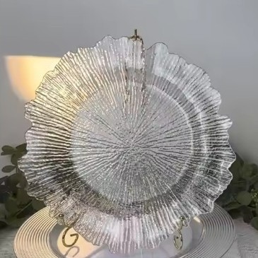 Nuevo diseño de decoración de mesa de boda plástico transparente cargador de borde irregular placa de melamina transparente redonda