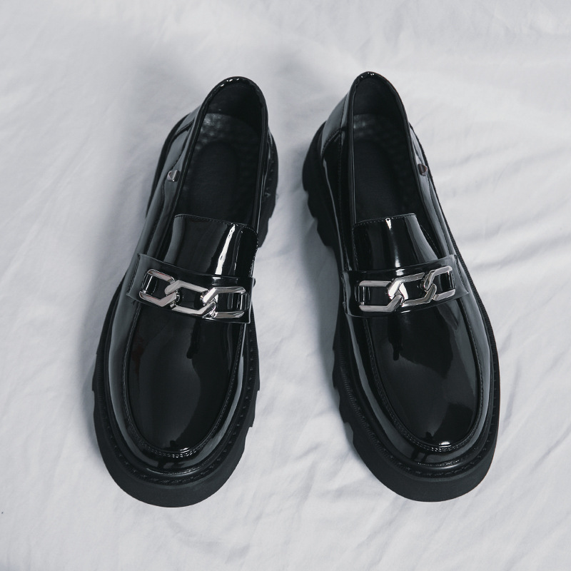 2023 Verano transfronterizo 45 yardas británico simple moda ocio cadena brillante cabeza redonda hombres tendencia zapatos de cuero