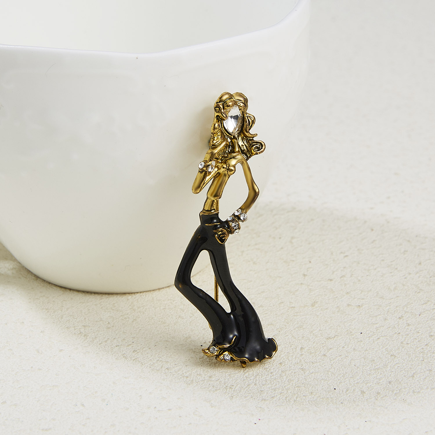 Alloy Material Cartoon Character Pattern Pin Cartoon Character Alloy Plating Inlay Artificial Diamond Unisex Brooches