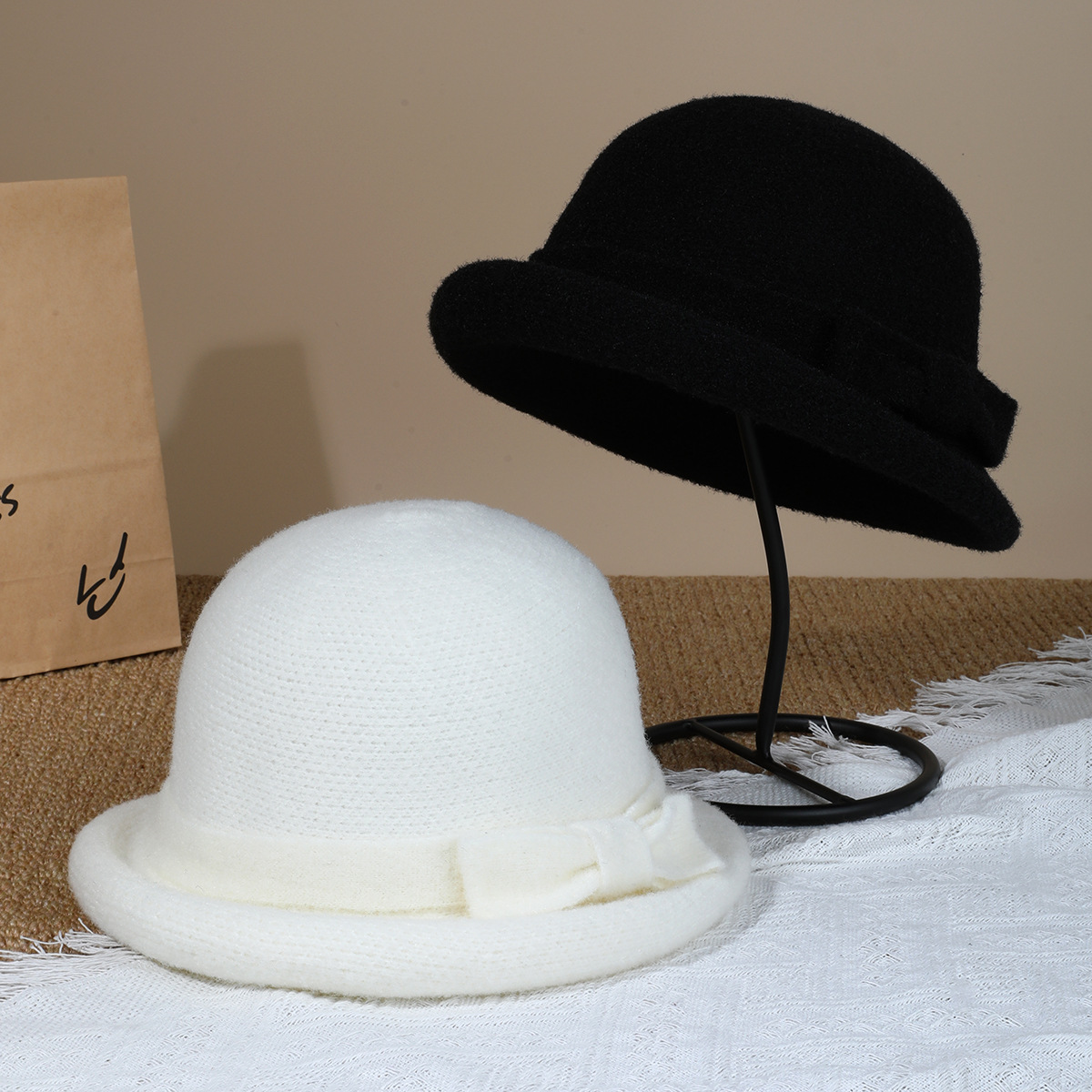 French-style retro woolen hat, Hepburn-style bucket hat with a bow and rolled brim, a versatile and elegant winter hat for women