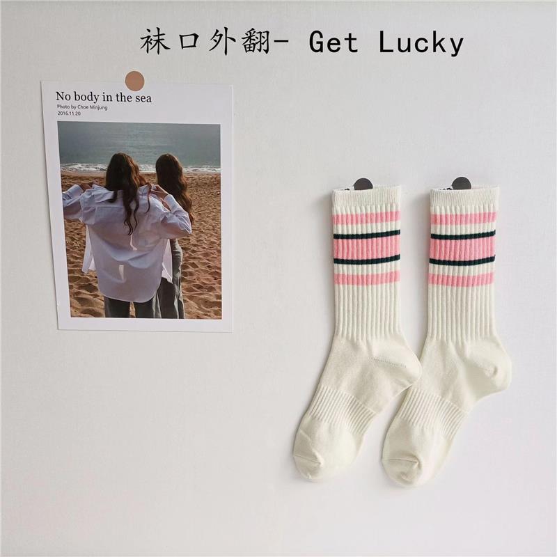 분홍색 줄무늬가 있는 긴 흰색 양말