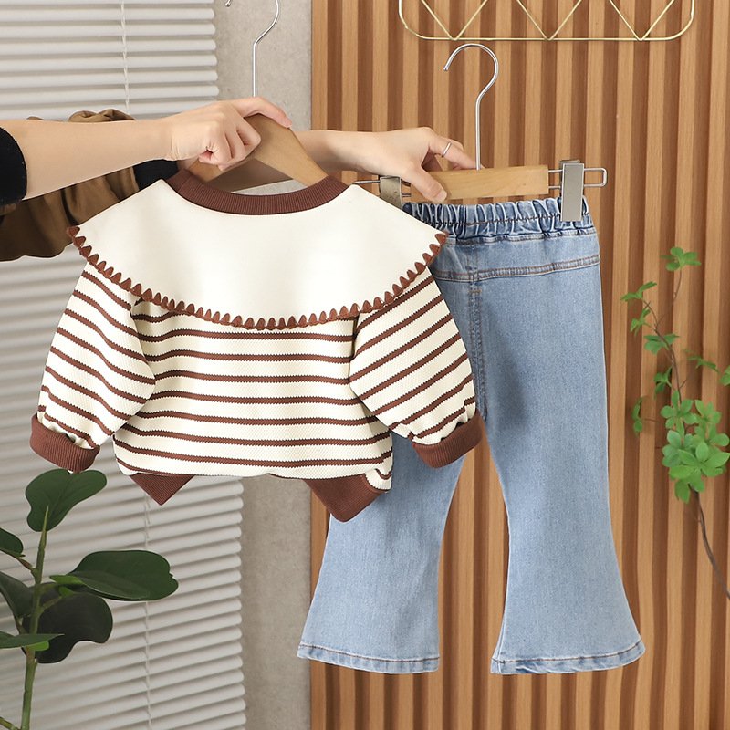 Conjunto de dos piezas sudadera a rayas con cuello tipo doll y jeans – primavera 2025, versátil.