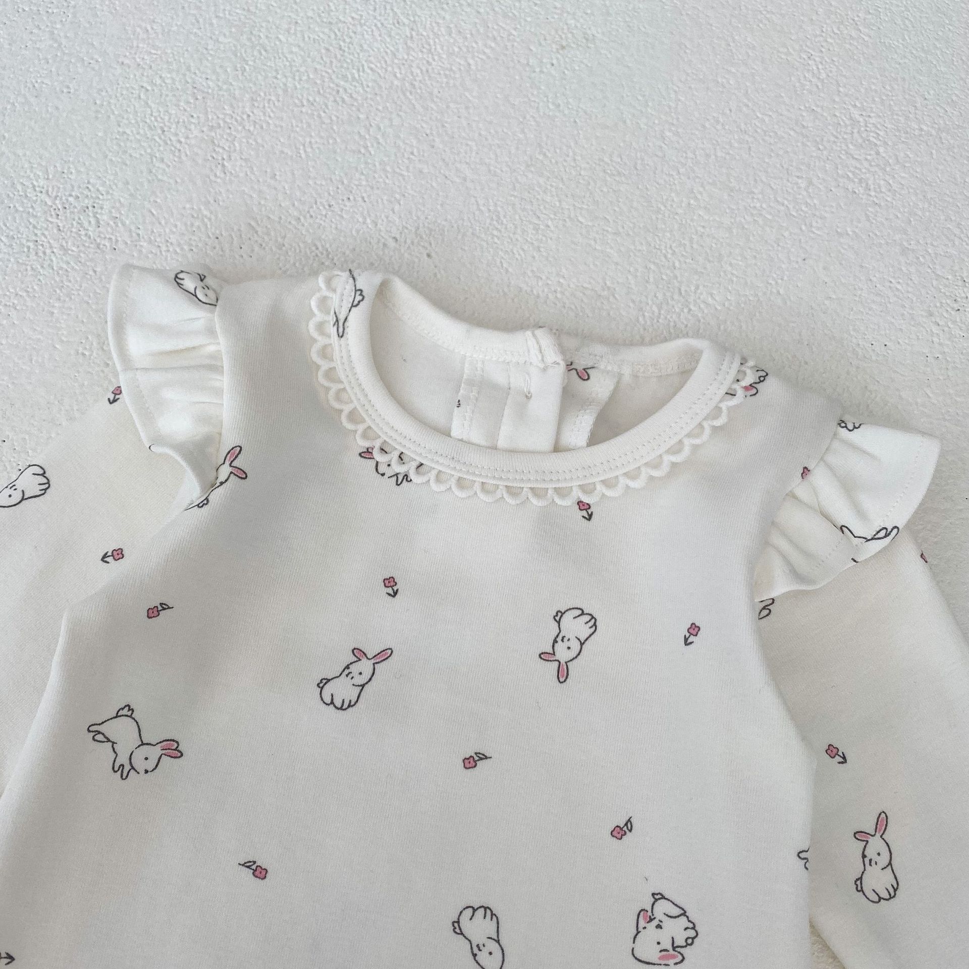 2024 Frühling 0-3 Jahre alte weibliche Baby gedruckt kleine fliegende lange Ärmel Ha Taschen Hintern Overall Crawler Kleidung_voghion.com