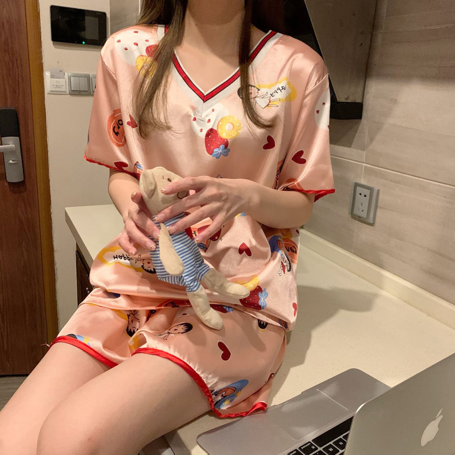 Pijamas de verano de las mujeres pantalones cortos de manga corta traje de seda de hielo delgado de las mujeres sexy con cuello en V pijamas de seda artificial desgaste del hogar de verano
