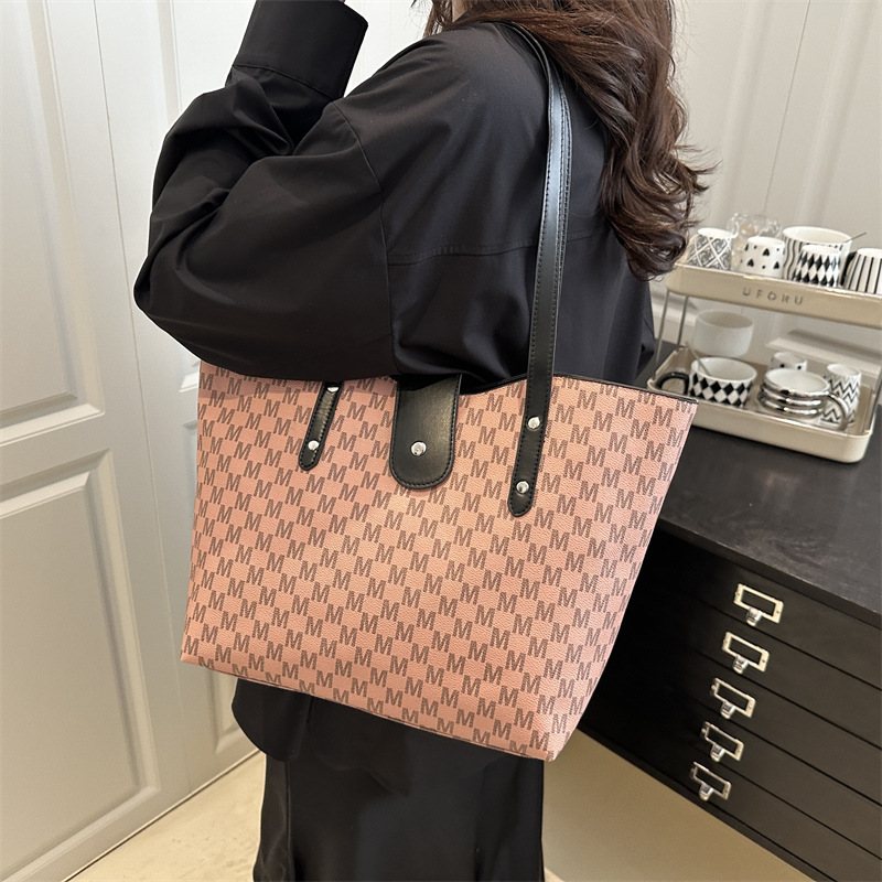 2025 primavera y verano nuevo tipo de gran capacidad portátil bolso de hombro, nicho de diseño casual, moda simple bolso de brazo