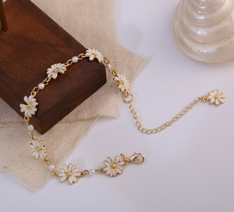 Wholesale Jewelry Simple Small Daisy Bracelet Nihaojewelry display picture 6