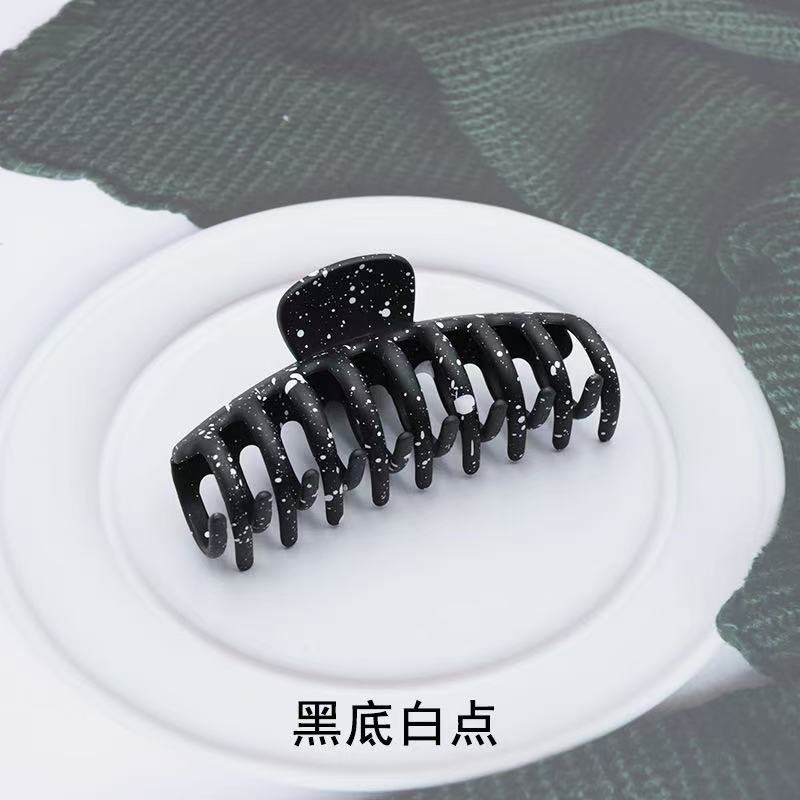 검은 색 배경에 흰색 점