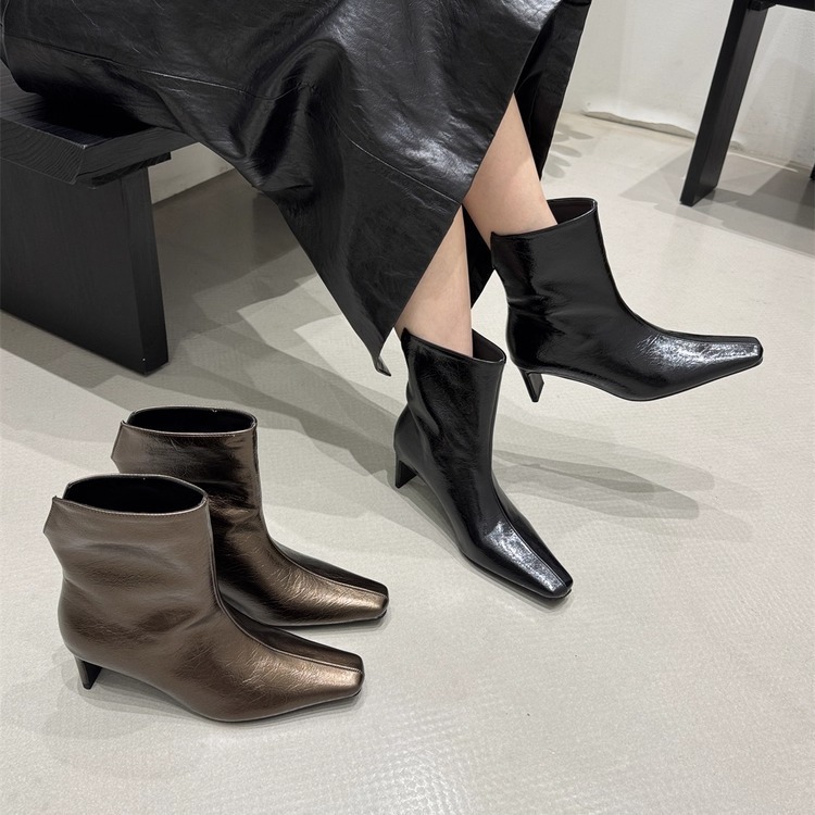 2025秋季新款时尚瘦瘦靴尖头细跟中跟短靴女金属扣百搭及踝靴