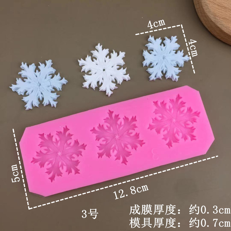 クリスマスの雪の形は砂糖の食品級のシリカゲルの鋳型のチョコレートのシリカゲルの形をひっくり返します。|undefined
