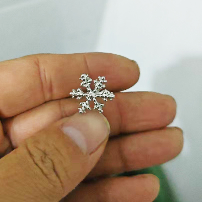 Nuevo copo de nieve sin zircon sin agujeros de orejas para mujeres otoño y invierno nuevo exquisito lujo ligero de alto nivel nicho estilo auriculares