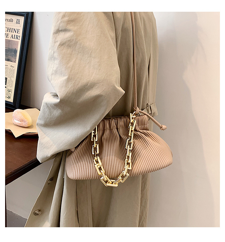 Unique Small Bag Women's Summer Versatile Messenger Bag 2021 New Trendy Fashion Shoulder Underarm Bag Pleated Bucket Bag display picture 3