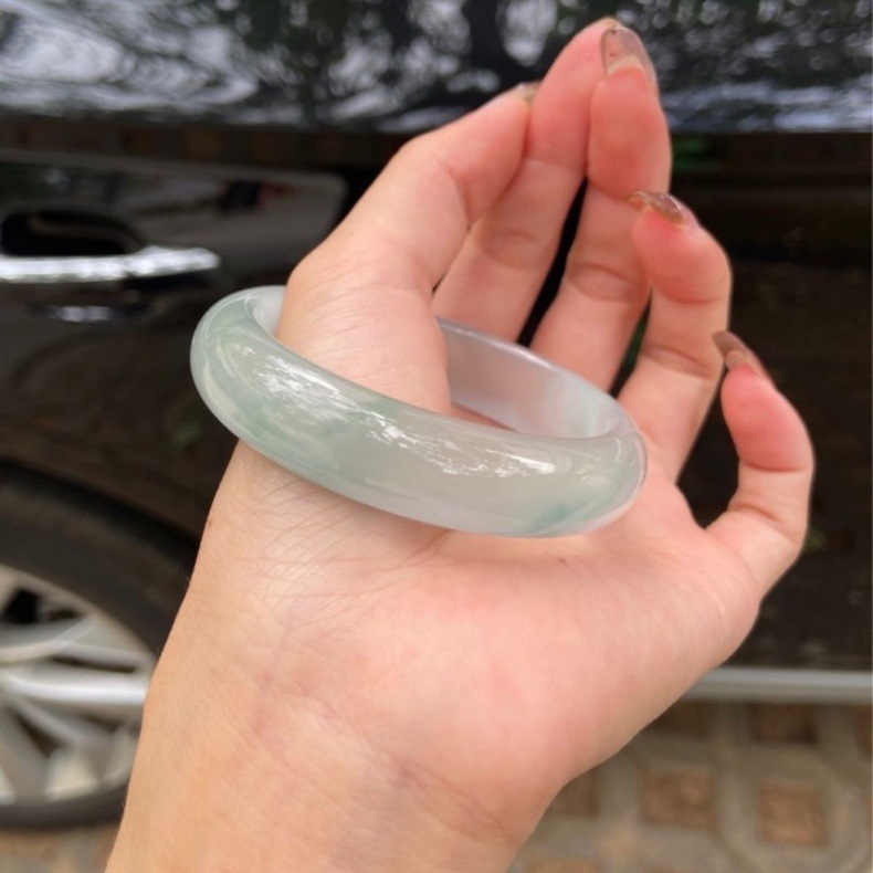 Vòng tay ngọc bích Miến Điện băng 5A hoa nổi xanh nhạt – đường kính trong 50–65 mm chi tiết 2