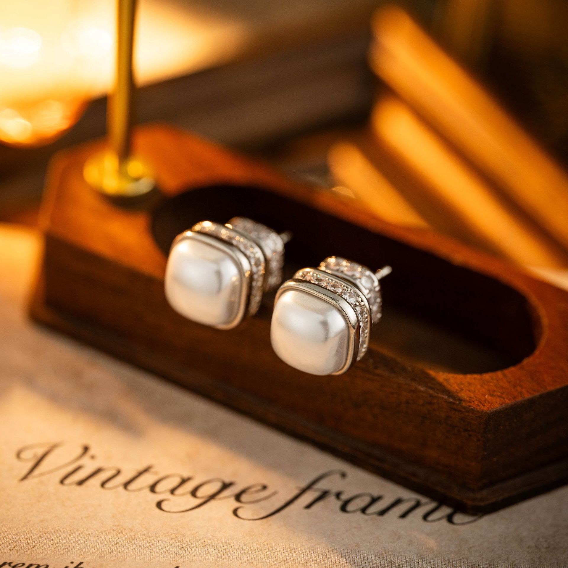 Fashionable Accessible Luxury Style Sugar Cube Pearl Earrings for Women, High-End Micro-Embellished Elegant Earrings, Small and Versatile Personalized Ear Jewelry