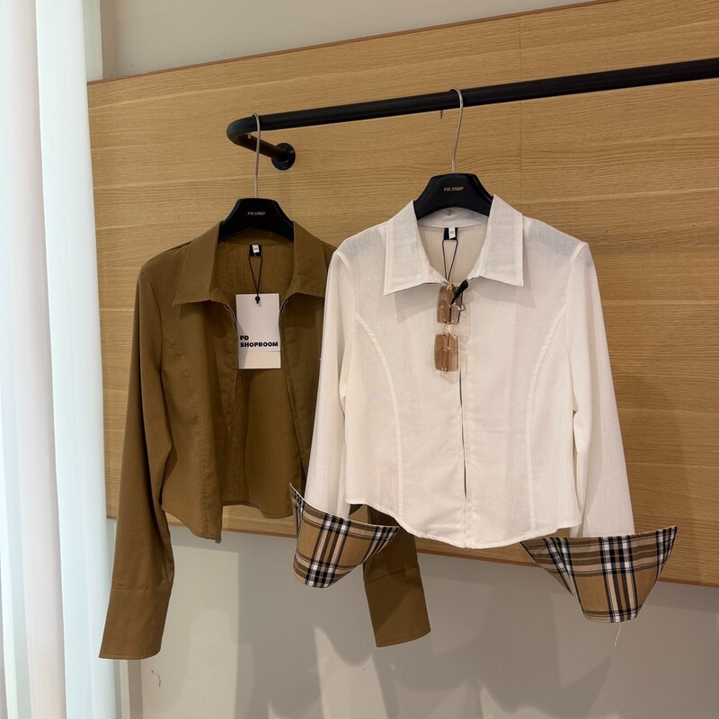 Elegant old money style long-sleeve shirt with contrasting plaid sleeves and collar, a stunning top for women's autumn wear Elegant old money style long-sleeve shirt with contrasting plaid sleeves and collar, a stunning top for women's autumn wear