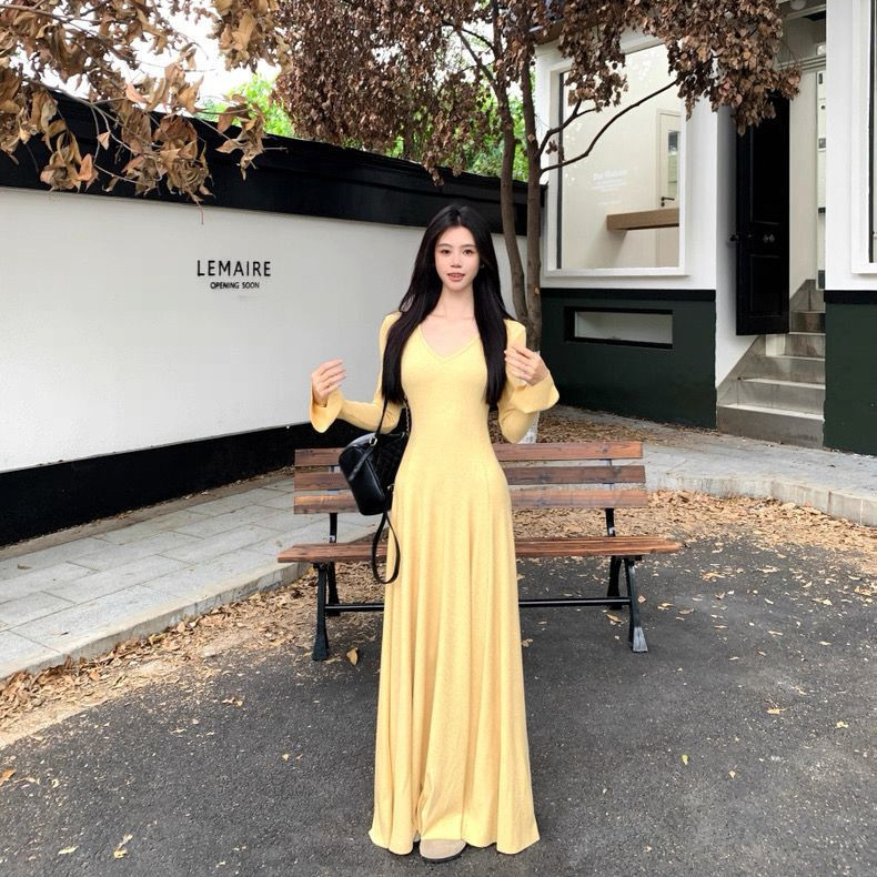 Gentle Style V-Neck Long-Sleeved Solid Color Dress for Women in Winter, Black Sexy Waist-Cinching Slim Long Dress