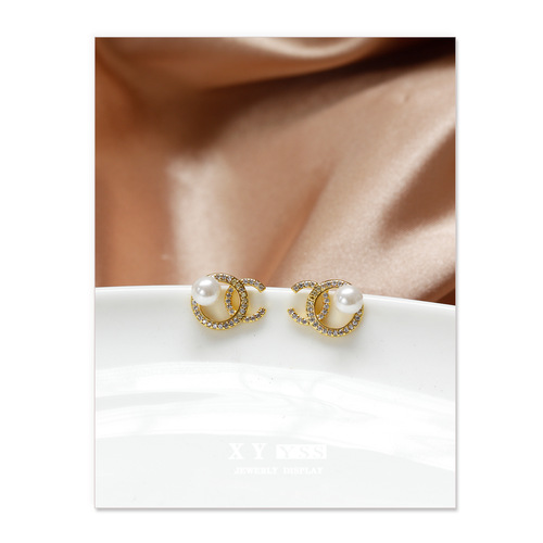 Xiaoxiangfeng French double C pearl micro-embedded ear clip for women without pierced ears mosquito coil disc fashionable temperament high-end ear jewelry