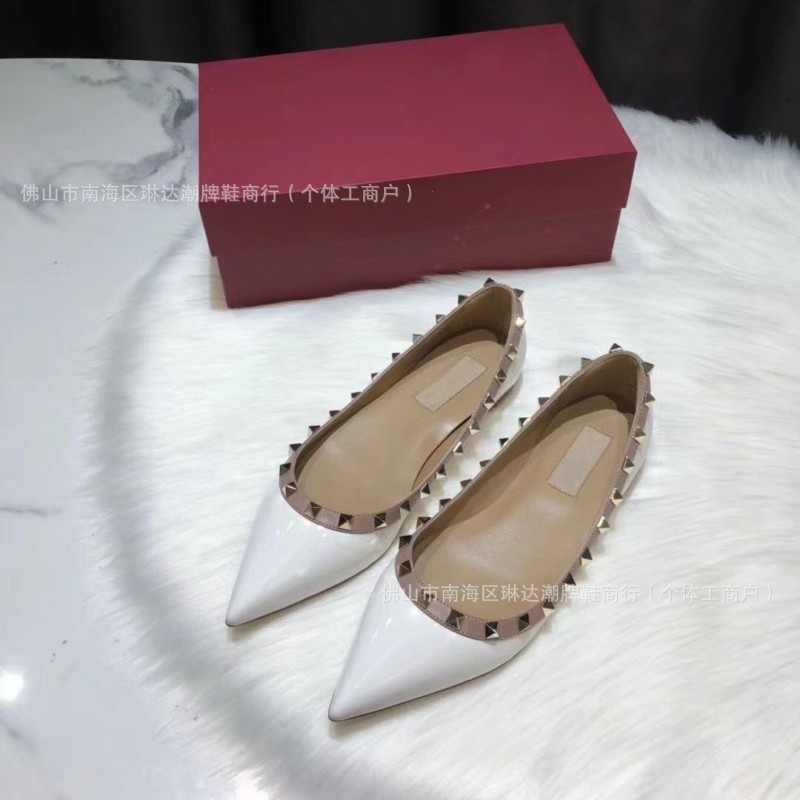 화이트 페이턴트 가죽