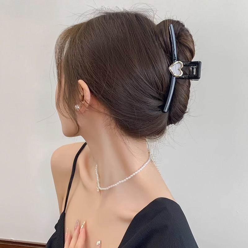 Temperamento en la parte posterior de la cabeza, clip de agarre para el cabello femenino 2025 nuevo clip de tiburón de letras negras grandes de alta gama, tocado, horquilla
