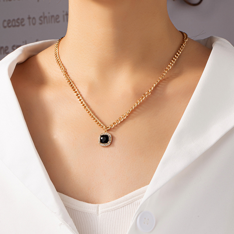 Freshwater Pearl Necklace Women's Diamond-encrusted Alloy Collarbone Chain display picture 1
