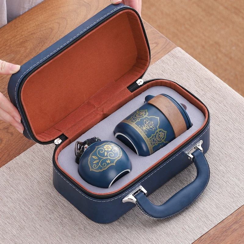 Набор чайных сервизов на открытом воздухе