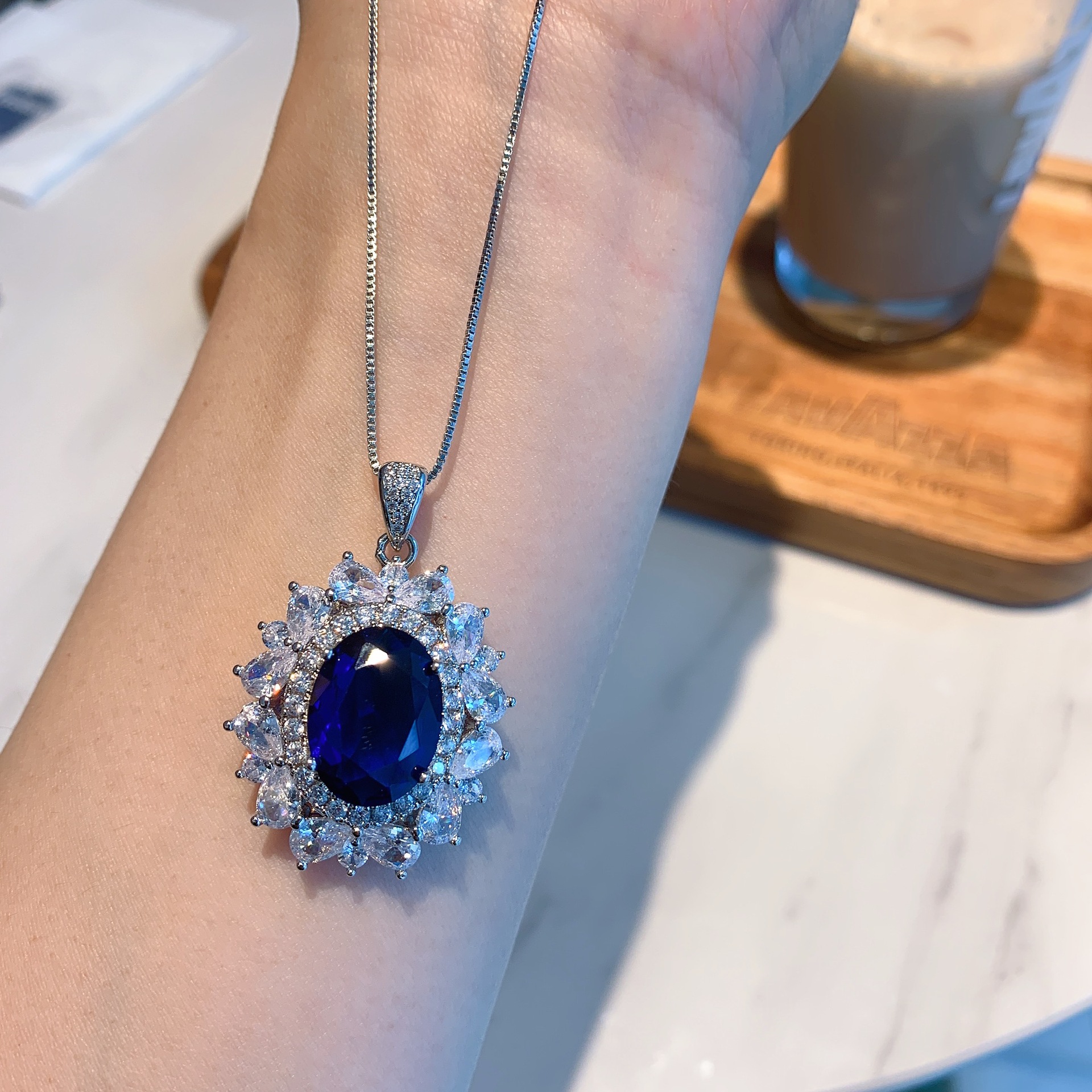 Joyas de Zhuang Shengsheng Anillo colgante de cristal puntiagudo azul de simulación de estilo retro europeo y americano 12*16 pendientes 8*12