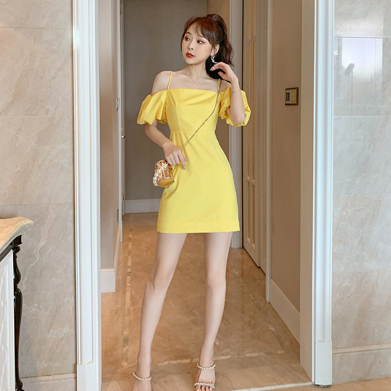 Đầm suông nữ cổ yếm tay phồng hở vai phong cách hiện đại — Màu vàng