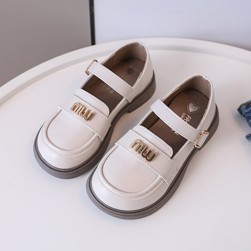 Zapatos de cuero de las niñas 2024 primavera y otoño nueva moda MIU suave inferior zapatos de los niños solo medio pequeño borde de los niños Comercio Zapatos de los niños en marea de stock