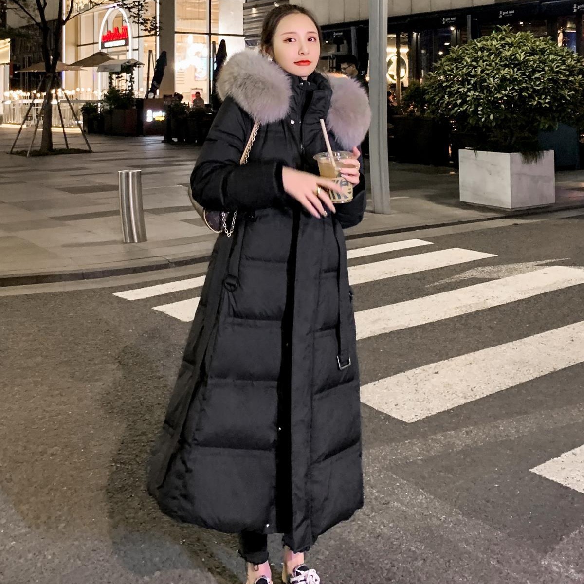 真狐毛襟ダウンジャケットの女性2023年の新型ウエストは痩せています。