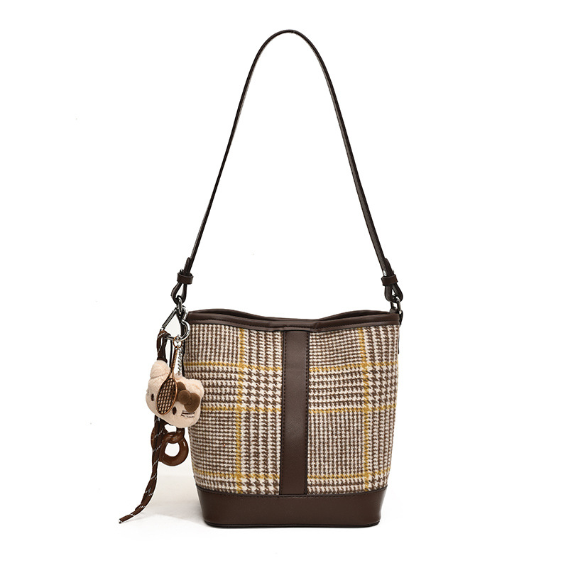 Otoño y invierno retro bolsas de nicho a cuadrícula para mujeres 2025 nuevo tipo de bolso de hombro de braza, bolso de cubo de agua
