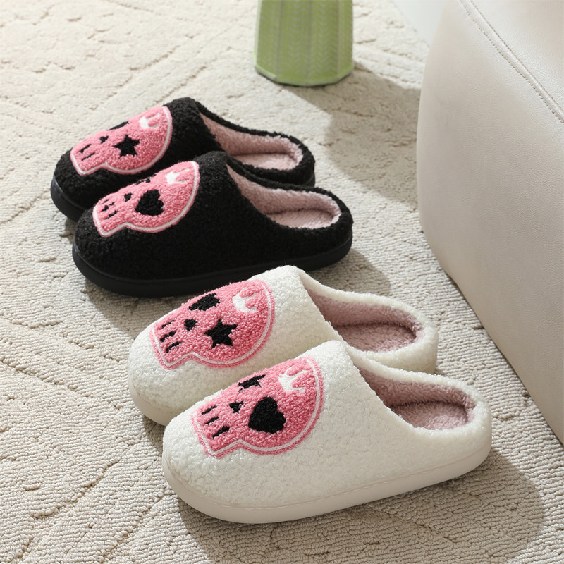 Chaussons en peluche squelette d'Halloween, pantoufles à bout fermé, chaussures de maison confortables et chaudes à enfiler, pantoufles mignonnes en fourrure douce pour hommes et femmes S045_voghion.com
