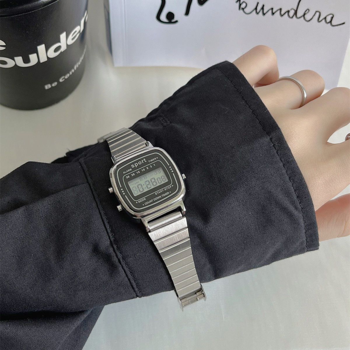 During the blizzard, Wu Lei and Lin Yiyang had the same watch ins niche student retro small square steel band electronic watch
