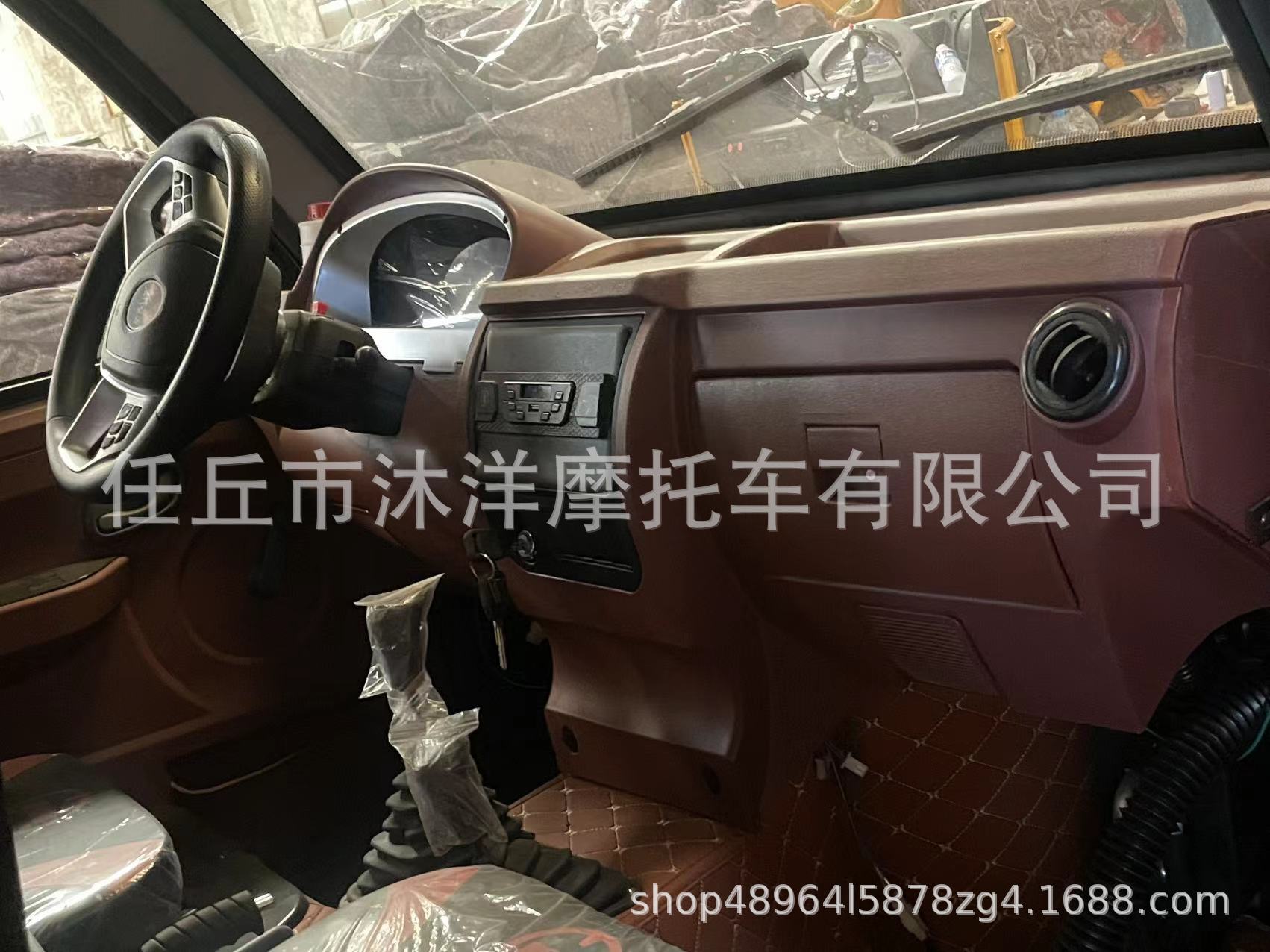 Source manufacturer luxury rain shelter three-wheeled fuel-powered motorcycle with enclosed cab, five-wheel double hydraulic dump truck