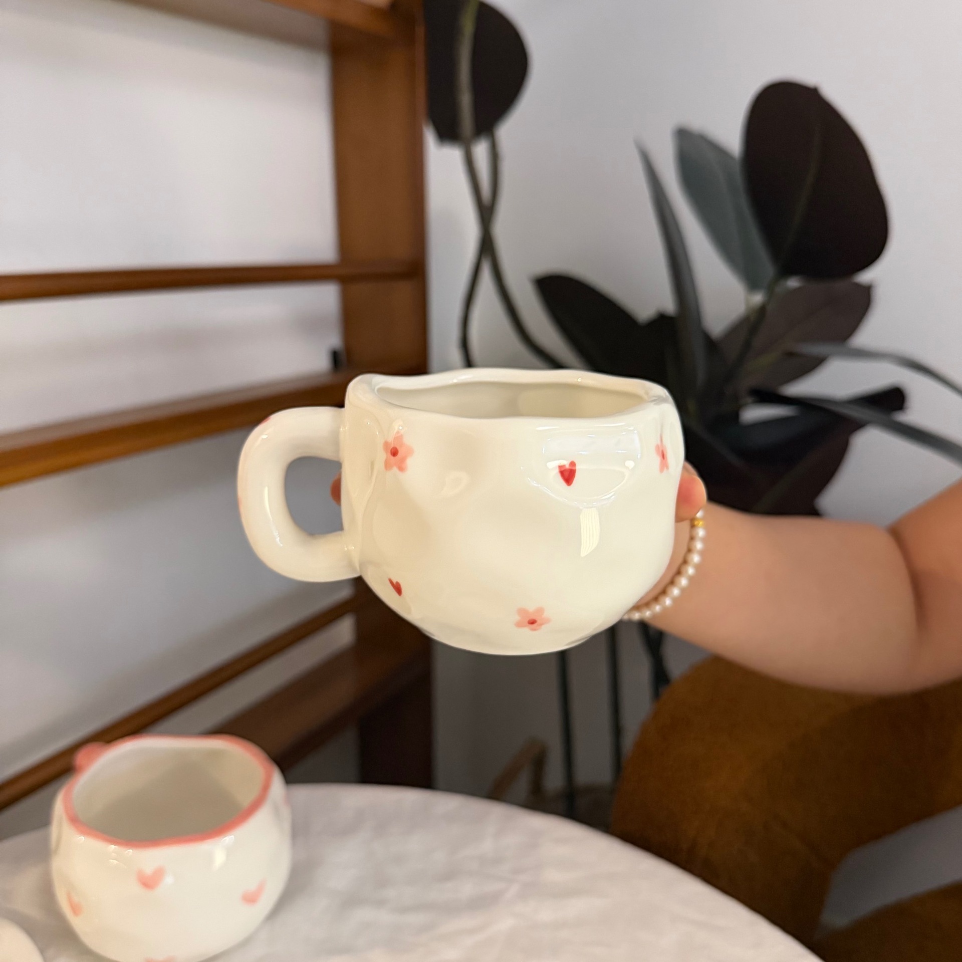 Tazas y platos de cerámica de flores retro de estilo coreano, tazas y platos de café irregular pellizcado a mano, tazas y platos de té de la tarde