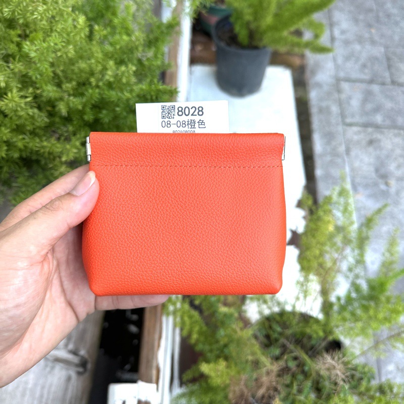 厚手の収納袋のトップ層の牛革は閉じています。