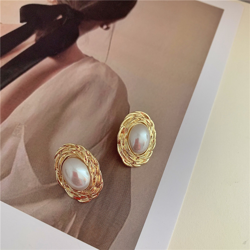 Palace Style Retro Oval Pearl Earrings display picture 9