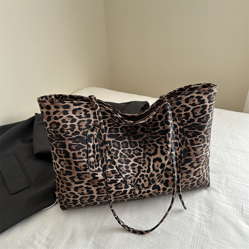 Bolsa de ocio retro leopardo de gran capacidad 2024 nuevo estilo de ocio simple de moda de viaje portátil de hombro bolsa de mano para mujeres