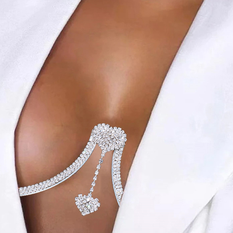 Amazon transfronteriza Venta caliente suministro Arco doble corazón colgante soporte de pecho moda sexy Cadena de pecho en forma de corazón Cadena de cuerpo image 1