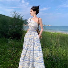 泰国旅游拍照斜肩连衣裙小众设计感气质收腰裙子三亚度假沙滩长裙