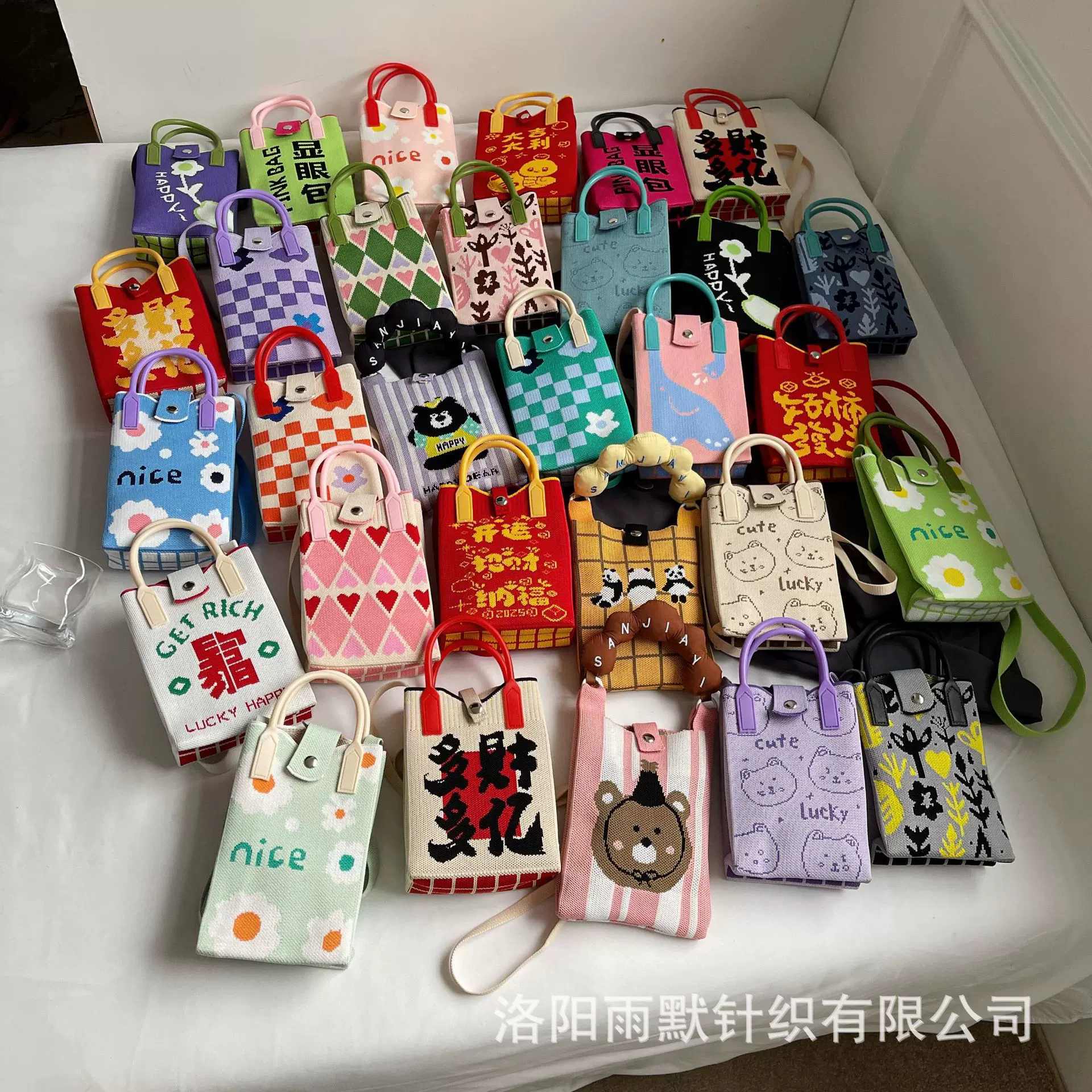 2025新款可爱卡通手机包包女潮流版百搭时尚针织单肩带扣斜跨包包