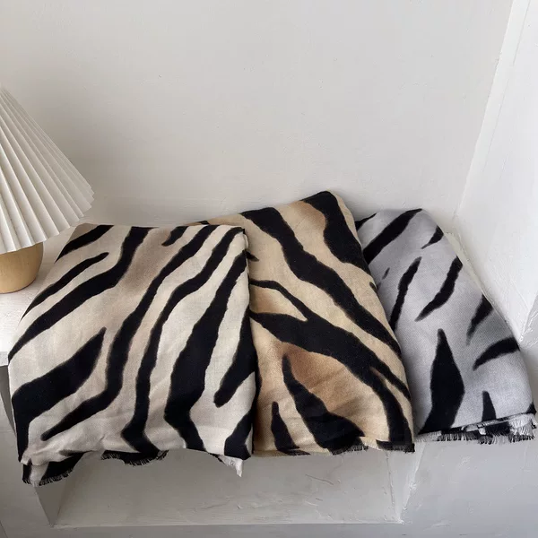 Zebra Pattern Skin-Friendly Velvet Scarf for Women, Korean Style Versatile Long Shawl, Autumn and Winter Double-Sided Thickened Warm Neck Scarf