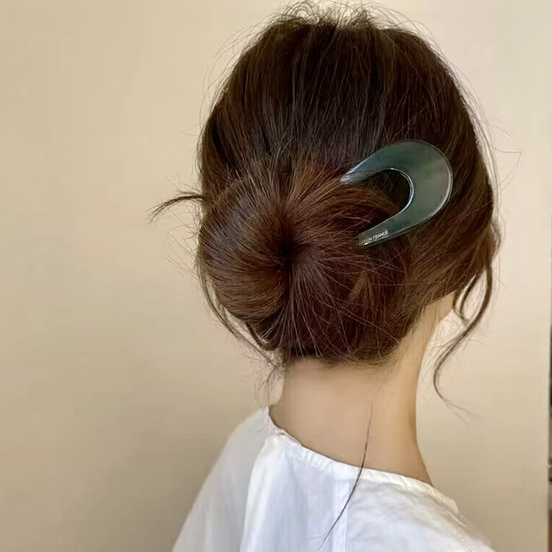 韓国系の高級感のあるお団子の頭にヘアピンをかけます。|undefined