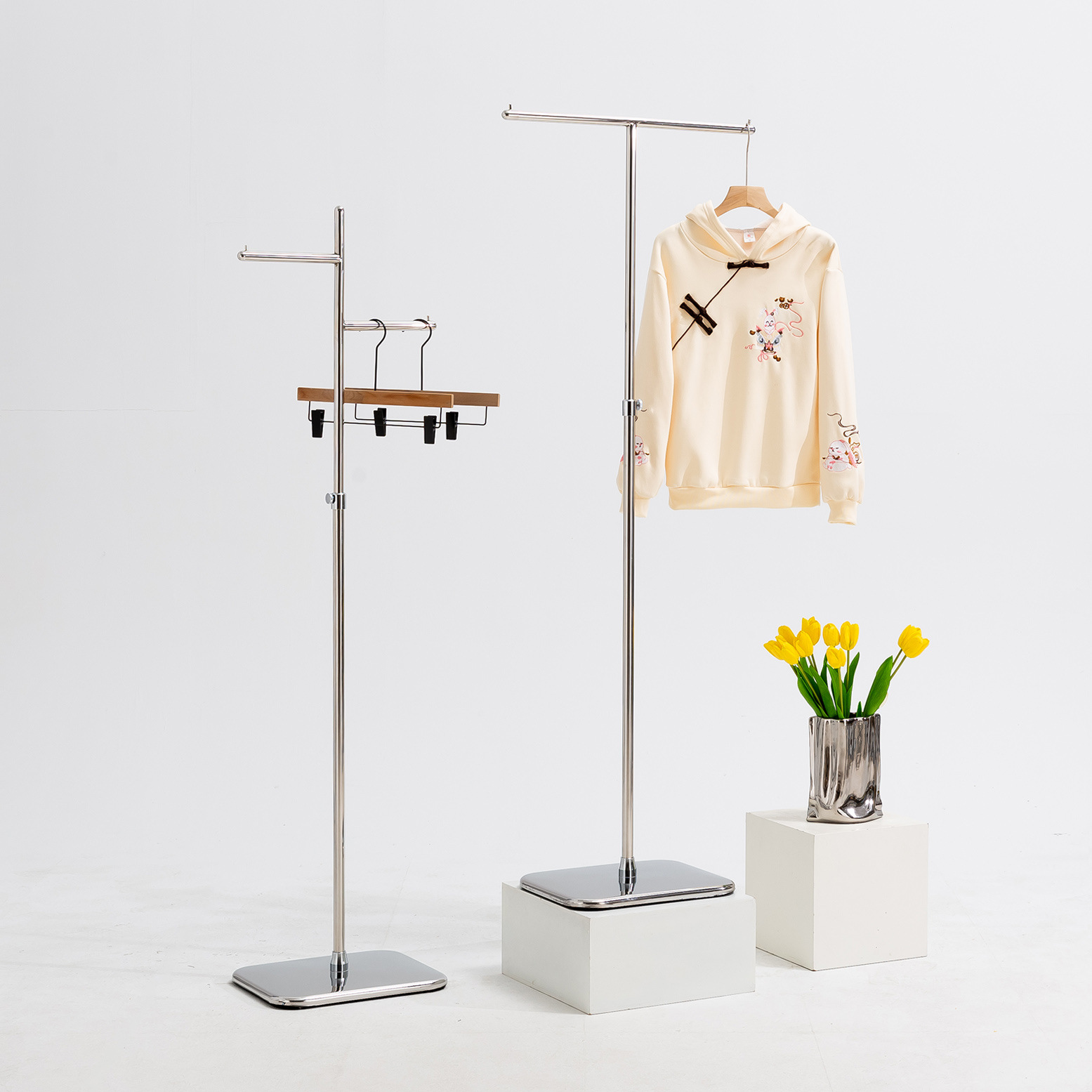 Zhongdao estante de exhibición de acero inoxidable estante de piso Tienda de ropa está colgando estante de exhibición de plata Tienda de ropa de hombres y mujeres Colgando estante de exhibición de ropa