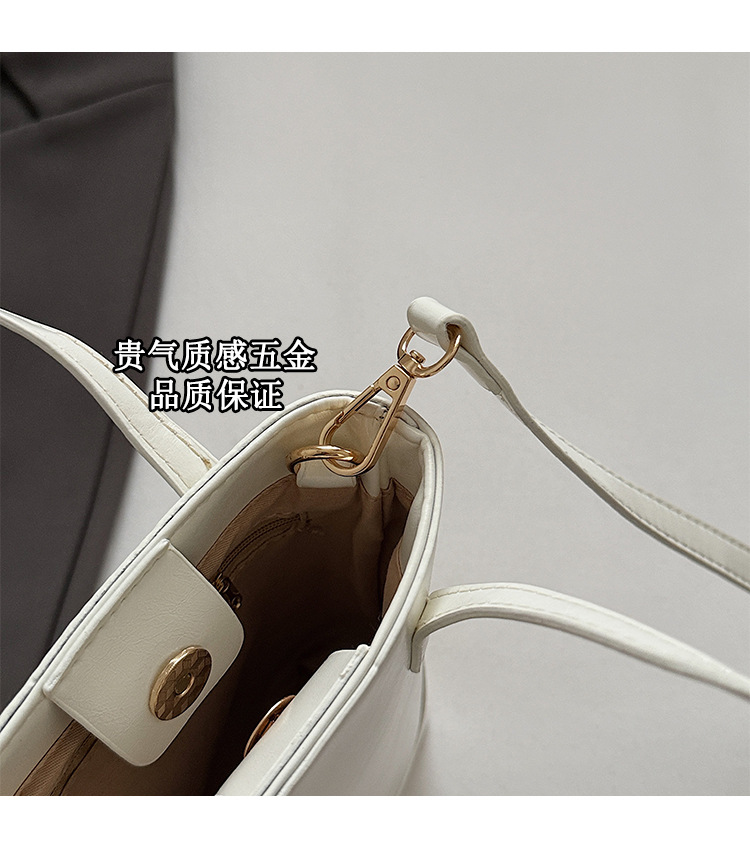 Fashionable and high-quality hand-held small bag for women, 2025 new summer Instagram versatile phone bag, Korean style trendy crossbody bag Application Scenario