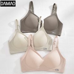 新商品の無痕下着の女性の胸が集まっています。ブラジャーをサポートしています。